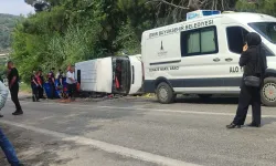 İşçilerini taşıyan minibüs devrildi