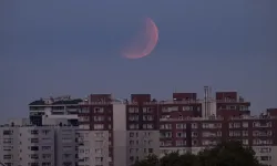 Ay tutulması gökyüzünü kızıl tonlarına bürüdü