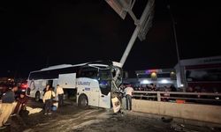 Adana'da yolcu otobüsü tabela direğine çarptı
