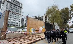 Kadıköy'de inşaat kaplaması yayaların üzerine devrildi