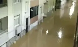 Çanakkale'de sağanak sokakları göle çevirdi