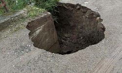 Çanakkale'de yol çöktü, tekneler karaya vurdu