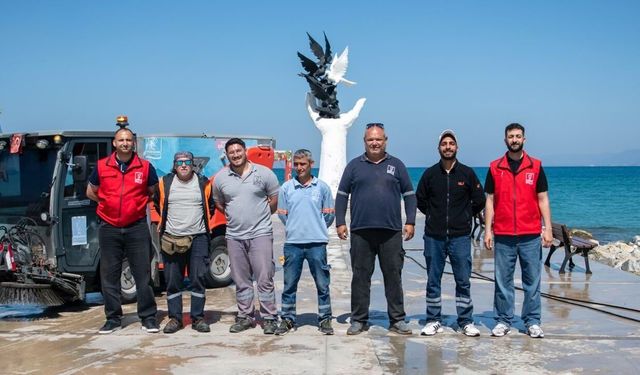 Kuşadası Belediyesi'nden sahil bandında yoğun mesai