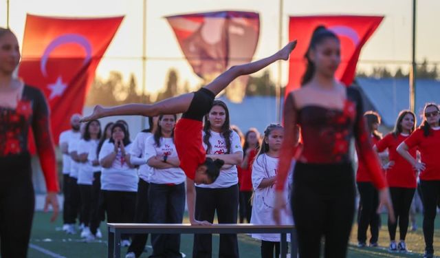 Buca'da yüzlerce kişi 'Atam İzindeyiz' yazdı