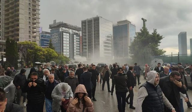 CHP Genel Merkezi'nde müdahale: İl başkanlarına gazlı engel