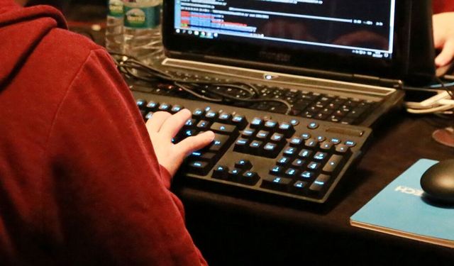 İzmir merkezli yasa dışı bahis operasyonu: 19 gözaltı