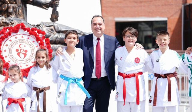 Manisa'da 19 Mayıs coşkusu Cumhuriyet Meydanı'na taştı