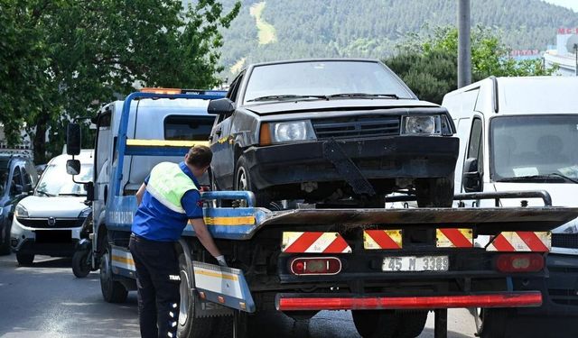 Manisa'da sokaklar atıl ve hurda araçlardan temizleniyor