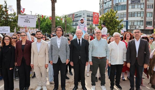 Uluslararası Tiyatro Festivali renkli kortejle açıldı