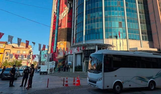 İzmit Belediyesi'ne operasyon : 28 gözaltı