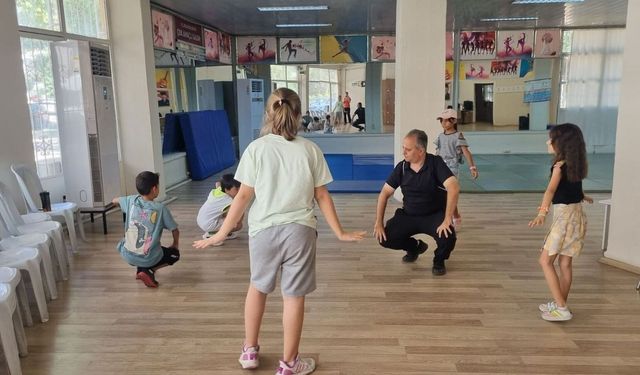 Efeler'in çocukları yöresel oyunları öğreniyor
