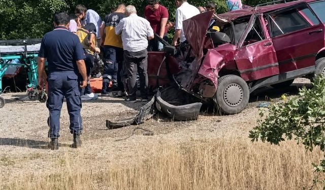 İki otomobil çarpıştı: 1 ölü 5 yaralı