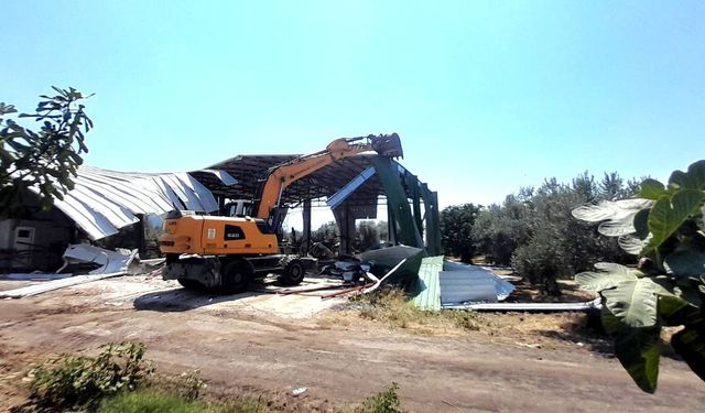 Tarım alanına kaçak yapılan depo yıkıldı