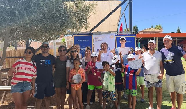Çeşme'de çocuklar 'Barışa yelken açtı'