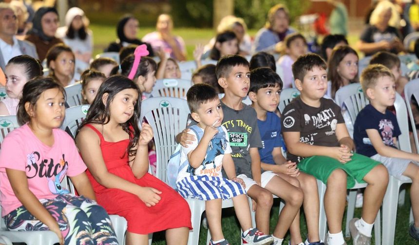 Soğukkuyu Parkı'nda çocukların sinema keyfi