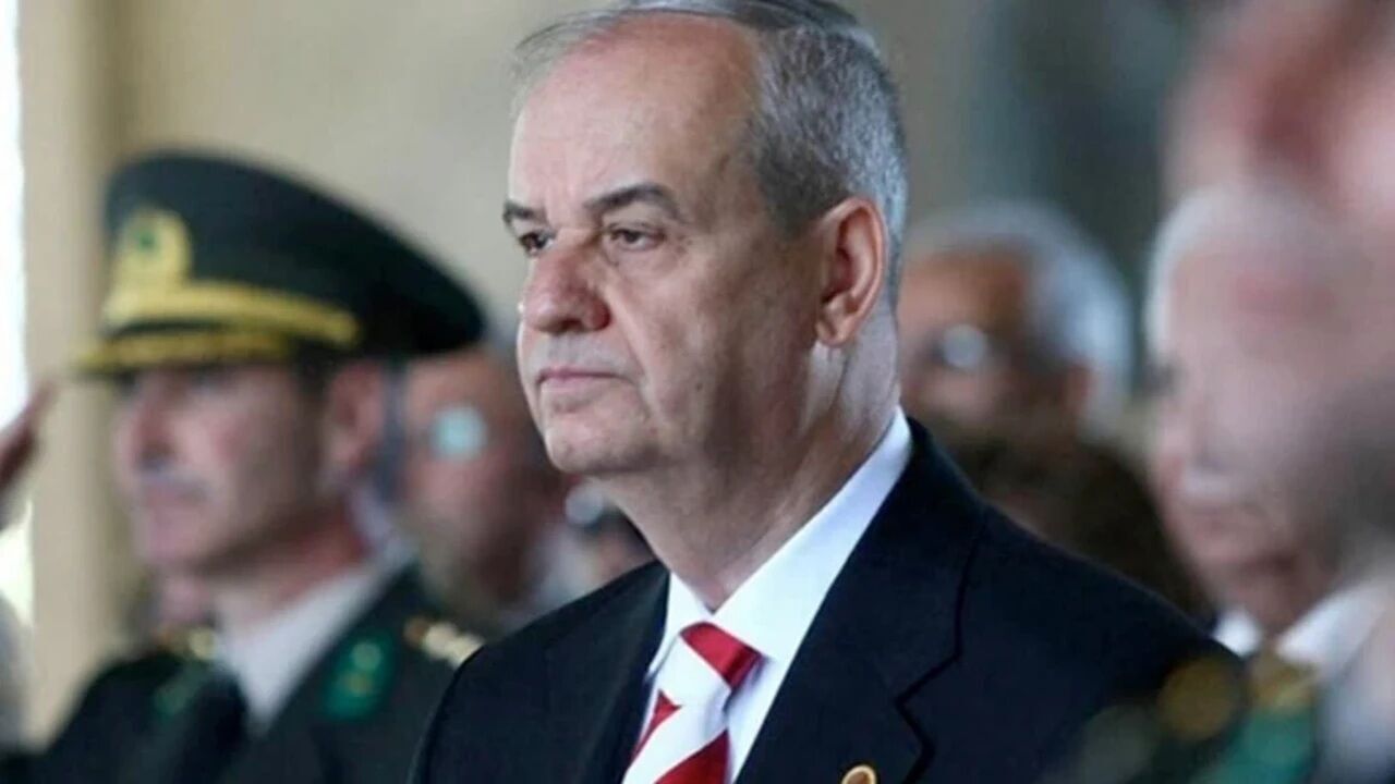 İlker Başbuğ'dan Özgür Özel'e Destek