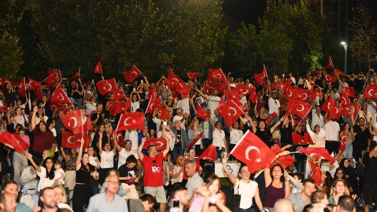 Kurtuluş coşkusu şampiyonluk sevinciyle taçlandı